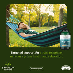 Swanson L-Lysine detalle de cápsula en mano mostrando textura y facilidad de ingestión