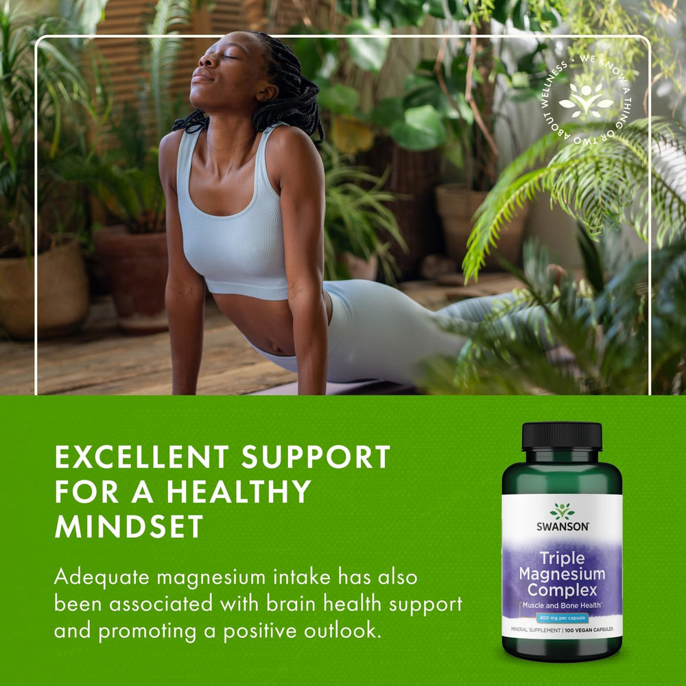 Swanson Complejo de Magnesio Triple, persona sostiene la botella para referencia de dosis.