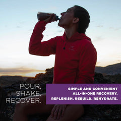 Atleta bebiendo Tailwind Recovery al aire libre tras una carrera, recuperación práctica