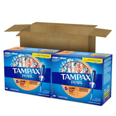 Tampax en bolso femenino listo para días fuera de casa, discreción y protección