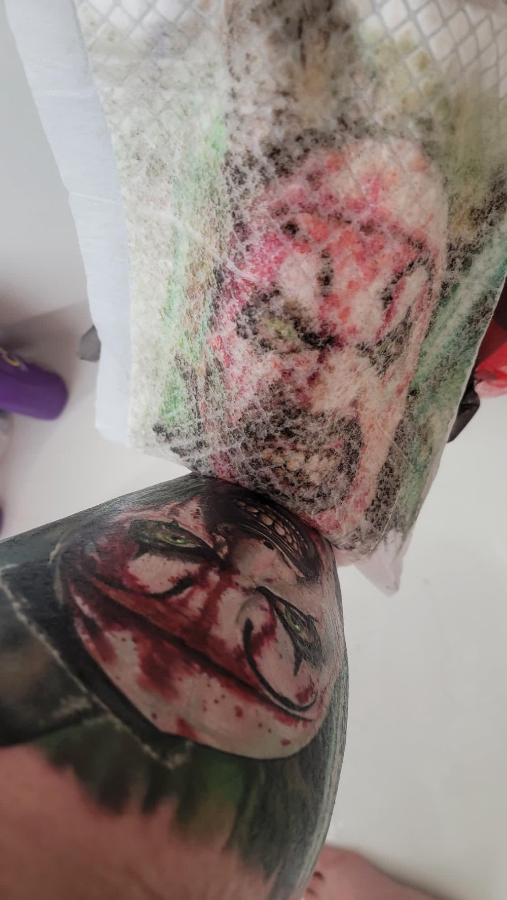 Tattoo Armour en ambiente de estudio para proteger tatuajes y mejorar resultados