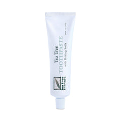 Tea Tree Therapy persona cepillando demostrando limpieza diaria efectiva