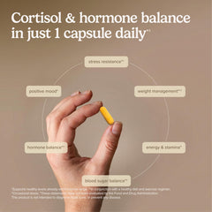 Terry Naturally cápsula en mano para comparar tamaño y dosificación práctica