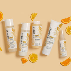 The Honest Company uso en baño con niño, fórmula tear-free que facilita el momento del baño