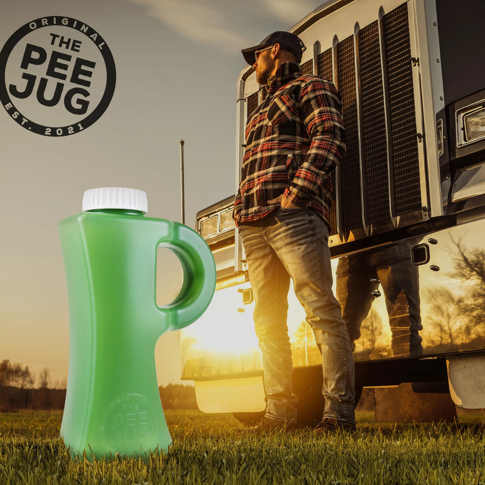 The Original Pee Jug junto a equipo de caza para uso discreto al aire libre