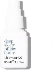 THISWORKS frasco cerca de una mano para mostrar escala y facilidad de uso