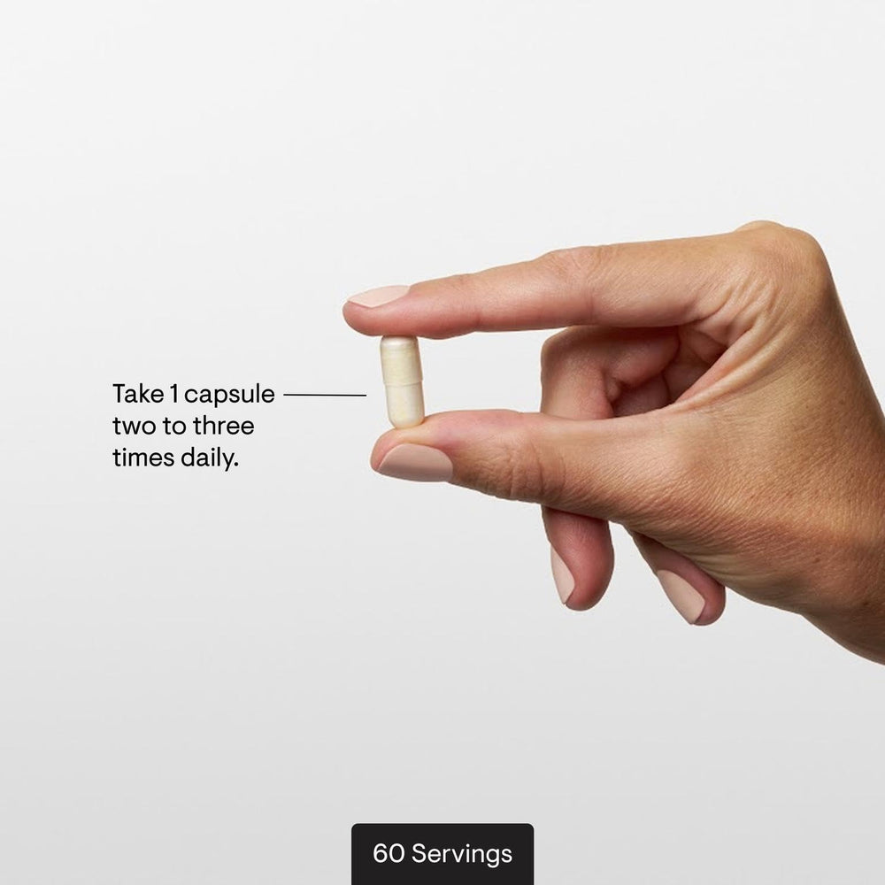 Cápsulas THORNE Alfa Lipoico 300 mg junto a un vaso de agua para facilitar la toma