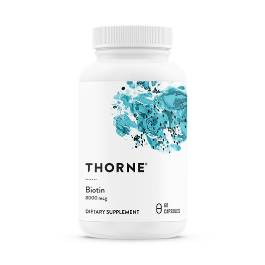La botella THORNE Biotina con cápsulas para cabello saludable.