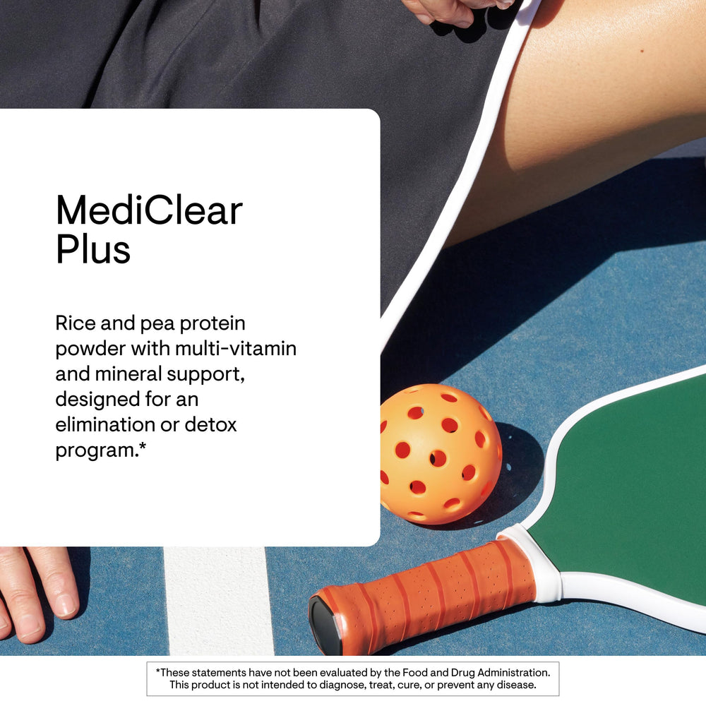 THORNE cuchara con porción en mano mostrando cantidad por servicio y conveniencia