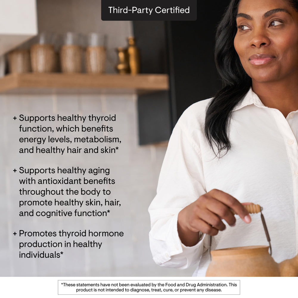 Cápsula THORNE selenio en mano, fácil de tragar