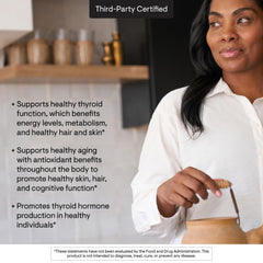 Cápsula THORNE selenio en mano, fácil de tragar