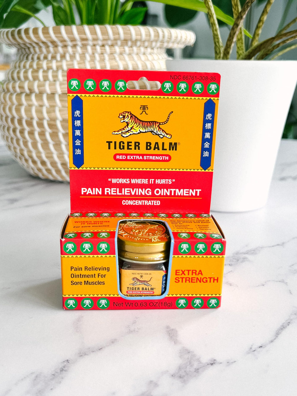 Tiger Balm aplicación en hombro para aliviar músculos tensos