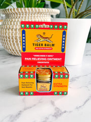 Tiger Balm aplicación en hombro para aliviar músculos tensos