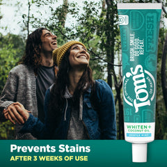Tom's of Maine tubo junto a regla para mostrar tamaño práctico y portátil