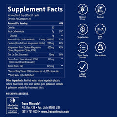Trace Minerals líquido fresa vertiéndose, muestra textura fácil de mezclar
