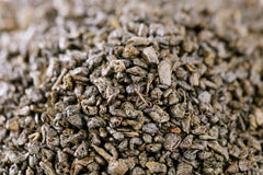 U.S. Wellness Naturals taza con infusión dorada y aroma visible