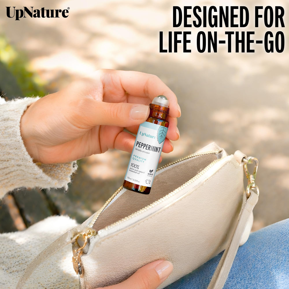 UpNature roll on junto a una moneda para comparar tamaño y conveniencia