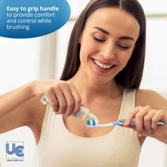 Urban Essentials cepillo en mano durante viaje, práctico y portátil