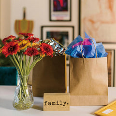 vanhel bolsas personalizadas para regalo en ambiente festivo