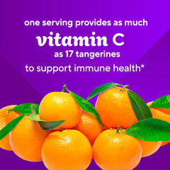 Vitafusion gomita junto a una mandarina mostrando equivalencia de vitamina C