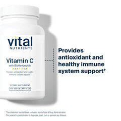 Vital Nutrients cápsula en la mano de un usuario, mostrando facilidad de uso y dosificación