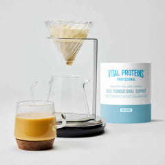 Vital Proteins mezclado en café demostrando uso práctico diario