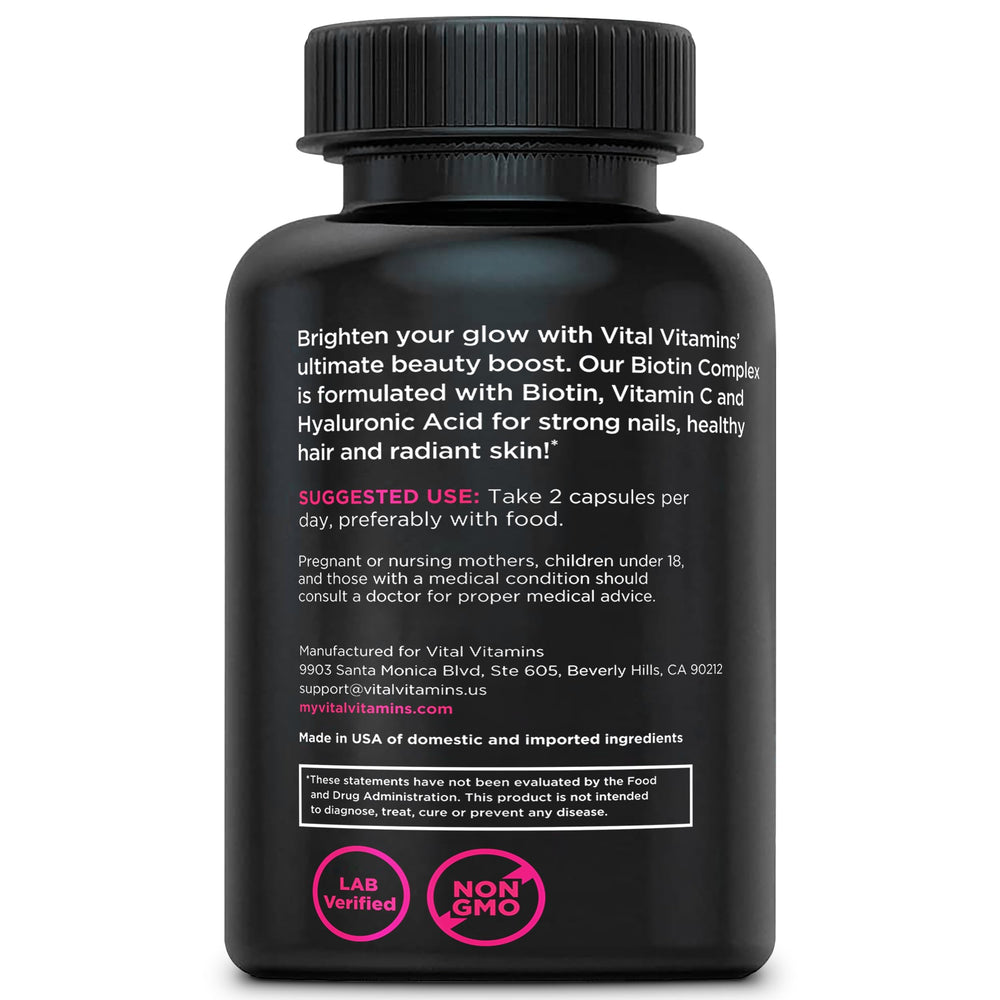 Vital Vitamins mujer integrando las cápsulas en su rutina matutina