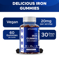 vitamatic gomita en mano para comparar tamaño y facilitar la toma diaria