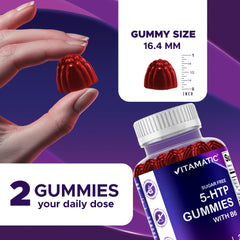 Vitamatic gomita en mano para comparar tamaño y facilidad de consumo