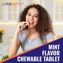 Vitamatic tableta en mano para mostrar tamaño y facilidad de uso