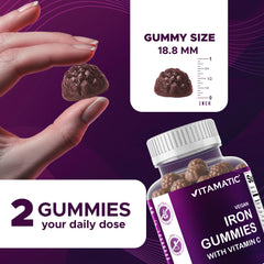 Vitamatic mano sosteniendo una gomita para mostrar la porción y comodidad de consumo