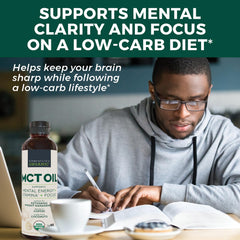Viva Naturals vertiendo aceite MCT en café keto para energía rápida