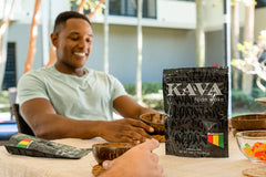 Taza preparada de Wakacon kava mostrando aspecto listo para beber