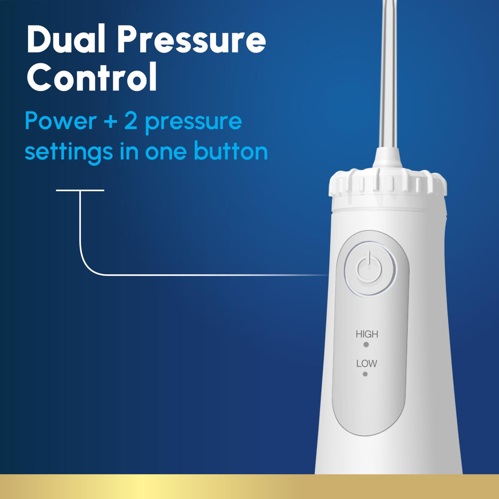 Waterpik Cordless Gem comparación de tamaño junto a un cepillo para escala práctica