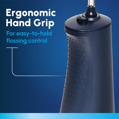 Waterpik comparación en mano para mostrar tamaño compacto y portabilidad