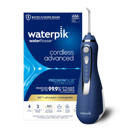 Waterpik vista frontal con punta instalada y bolsa de viaje, fácil transporte