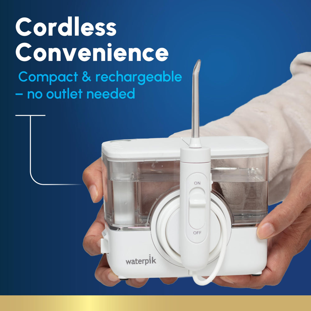 Comparación de tamaño Waterpik ION sobre encimera mostrando su formato compacto