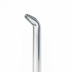 irrigrador de mano Waterpik con punta Precision en uso facilitando limpieza entre dientes