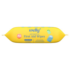 Comparación de tamaño de una toallita Welly en la mano para ver portabilidad y manejo fácil