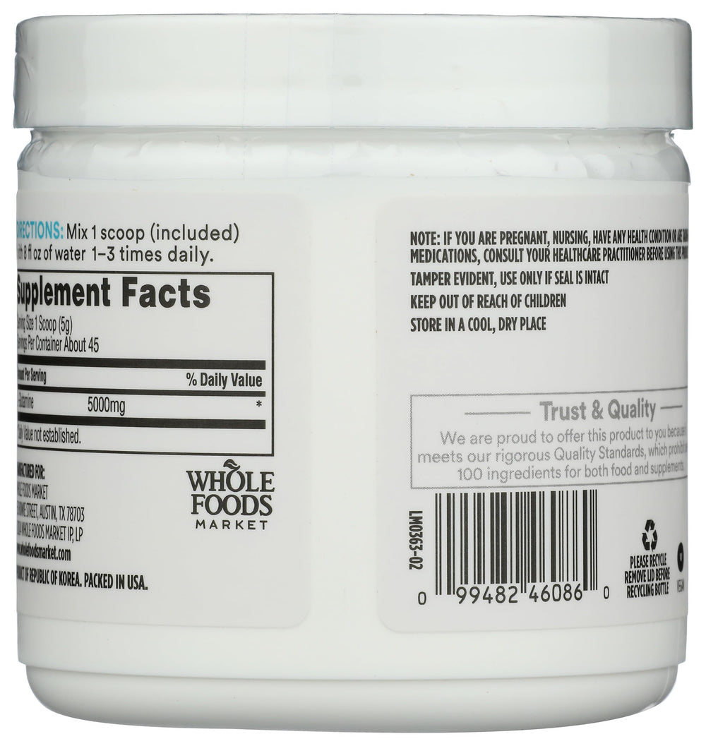 Detalle en primer plano del polvo de L-Glutamina de Whole Foods Market, fácil disolución