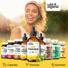 Wild & Organic botella junto a mano para referencia de tamaño y portabilidad