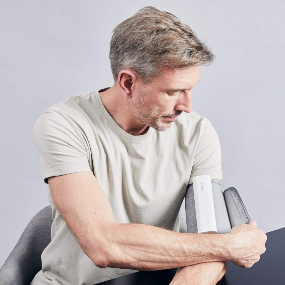 Withings BPM Connect comparado con una mano para referencia de tamaño compacto