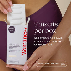 Womaness insert en mano para comparar tamaño y facilitar uso