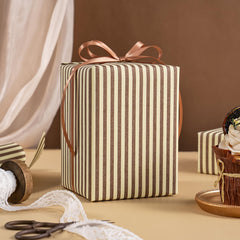 WRAPAHOLIC comparación de tamaño junto a una caja para escala visual