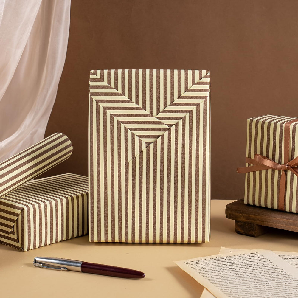 WRAPAHOLIC papel en uso envolviendo regalo pequeño con acabado limpio