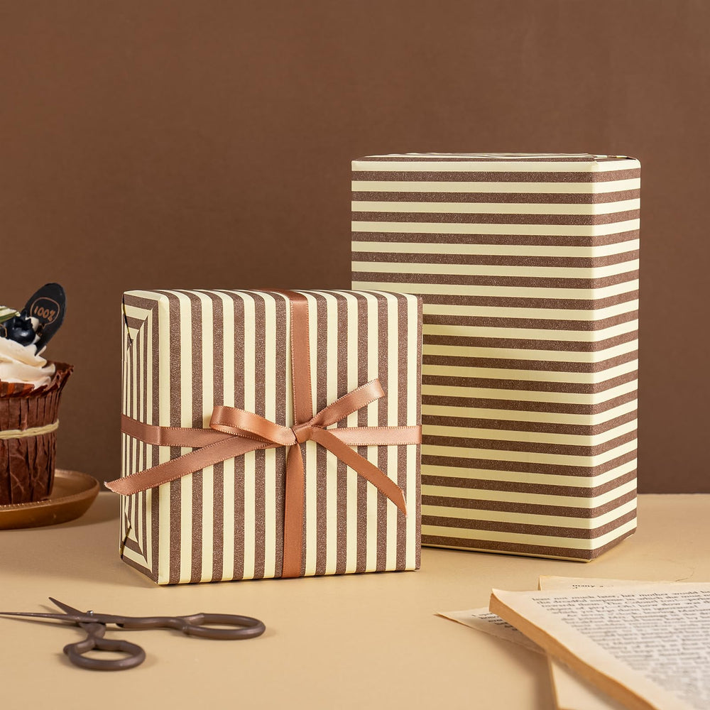 WRAPAHOLIC etiqueta y cinta sobre papel rayado realzan la presentación