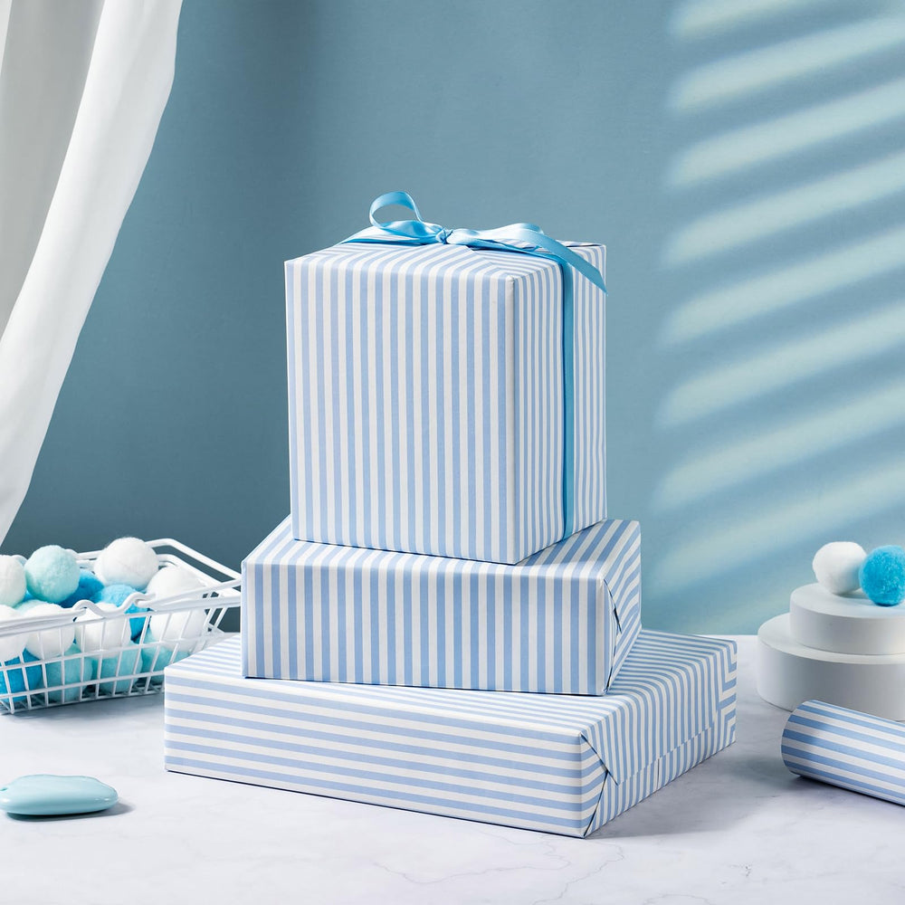 WRAPAHOLIC etiqueta y cinta sobre papel rayado mejorando presentación del regalo