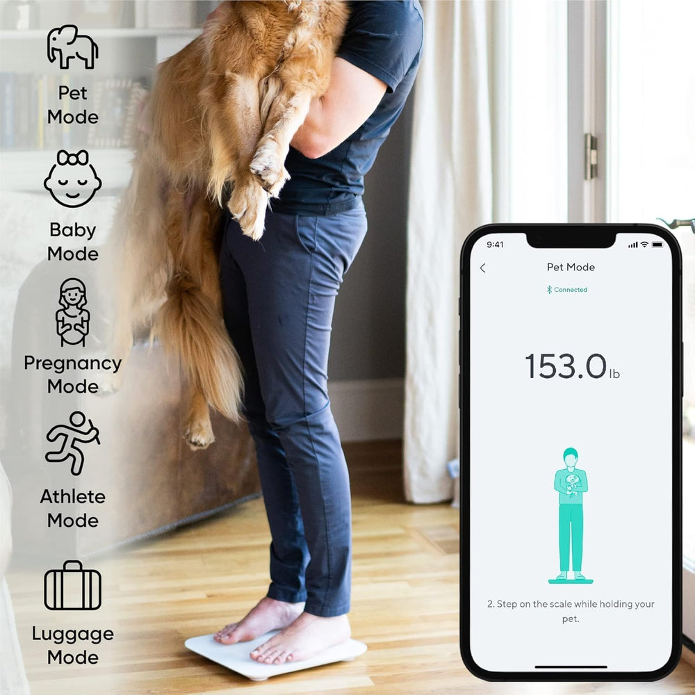 Wyze Smart Scale X junto a maleta para comparar tamaño y uso en viajes