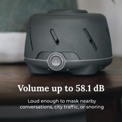 YOGASLEEP Dohm en mesita junto a lámpara aporta ambiente relajante