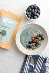 Yupik spirulina porción comparativa con cucharita para control de dosis